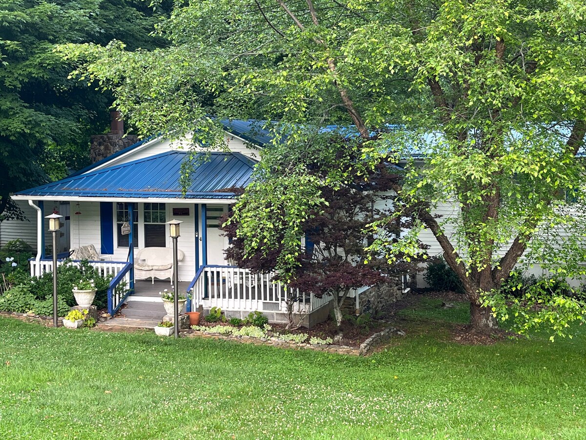 The Cottage at Cove Creek - newly renovated & cozy