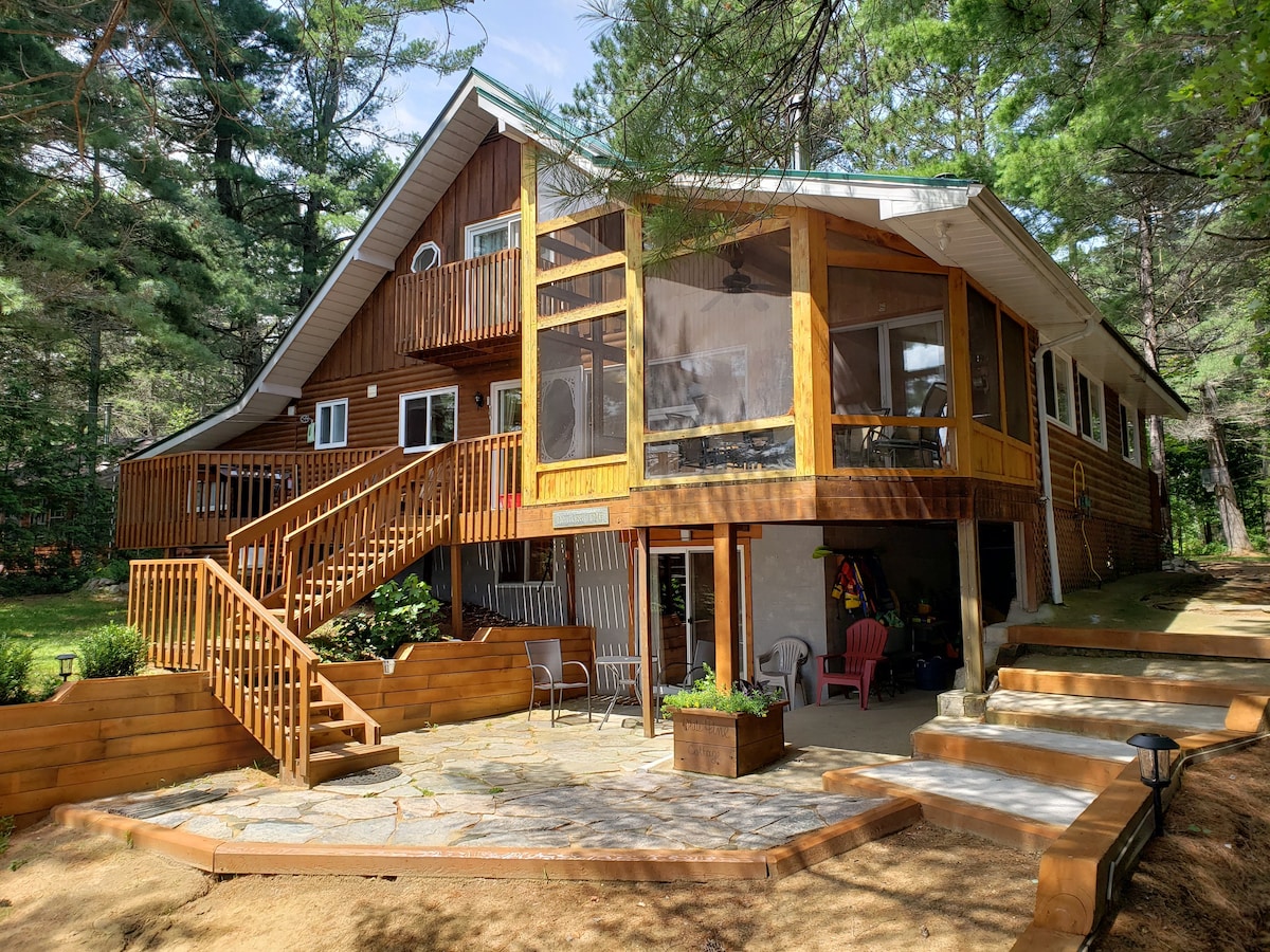 安大略省巴里湾（ Barry 's Bay ）湖滨白松小屋（ Lakefront White Pine Cottage ）