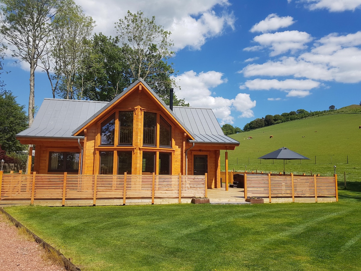 Bizzyberry Lodge, Biggar.豪华小木屋和热水浴缸