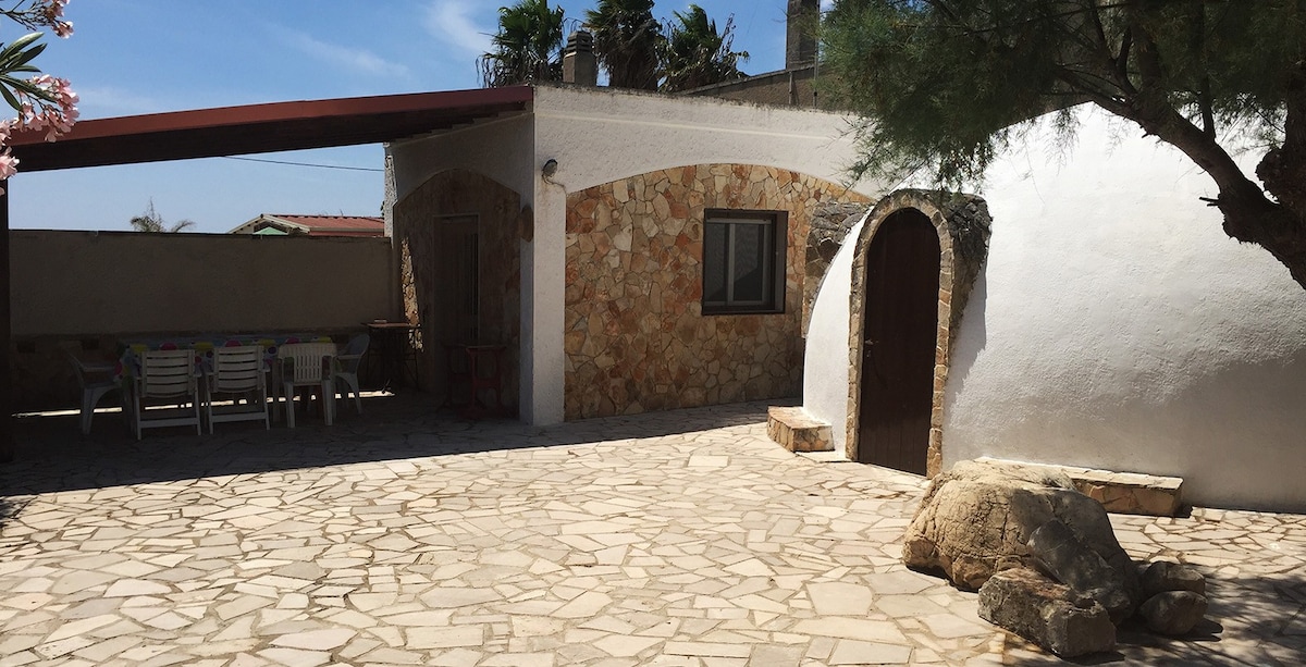 Trullo for 8 people 50 meters from the sea