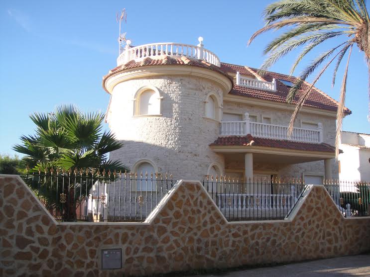 Luxury Villa-Con piscina privada en La zenia.