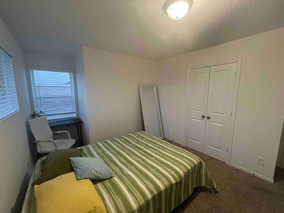 Cozy bedroom in Hockley / Cypress area