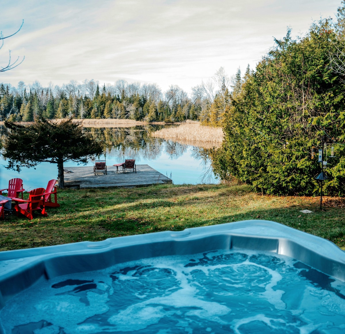 Lakeside Hideaway Tree Cottage