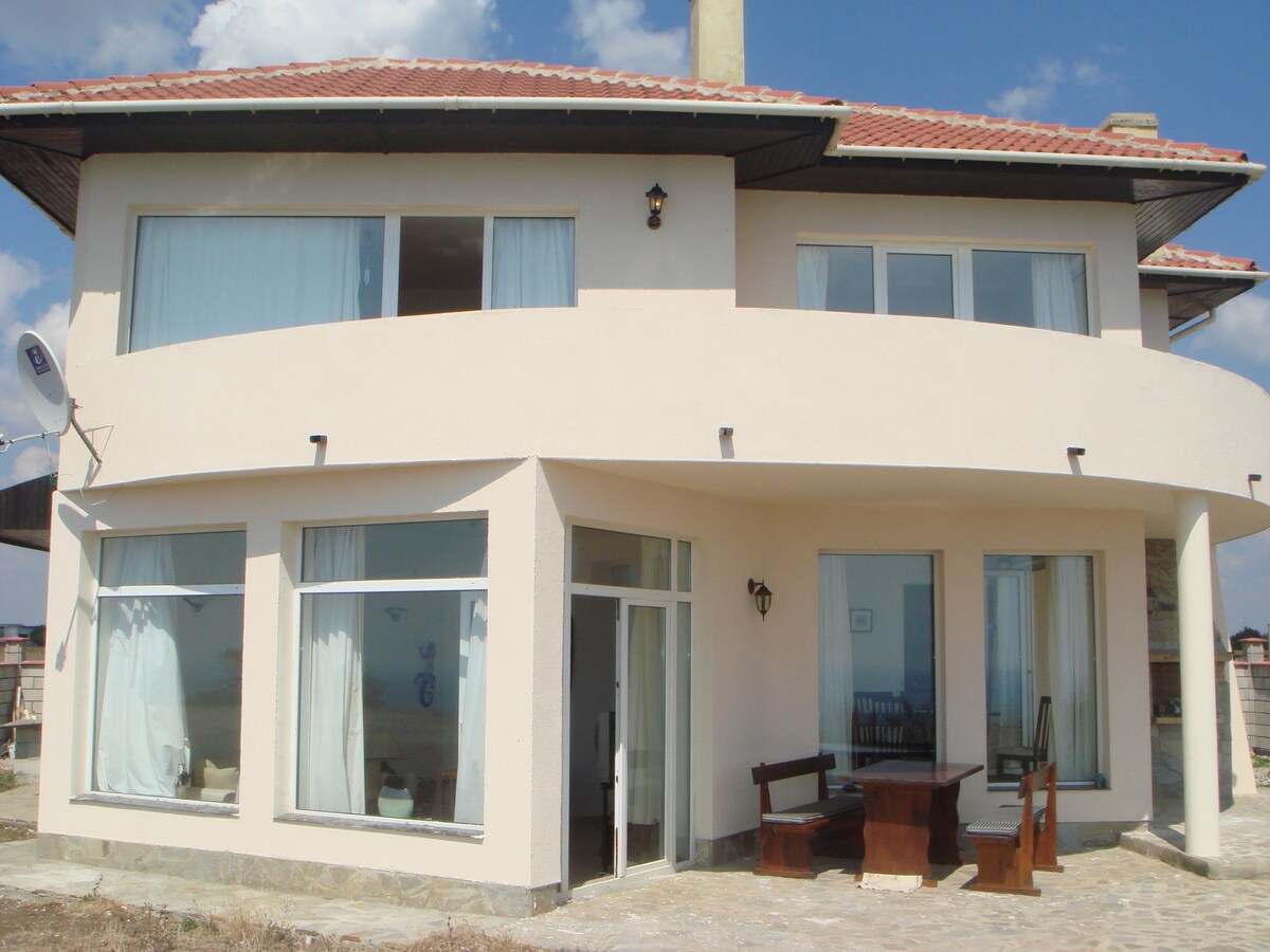 Spacious villa with stunning sea views & pool