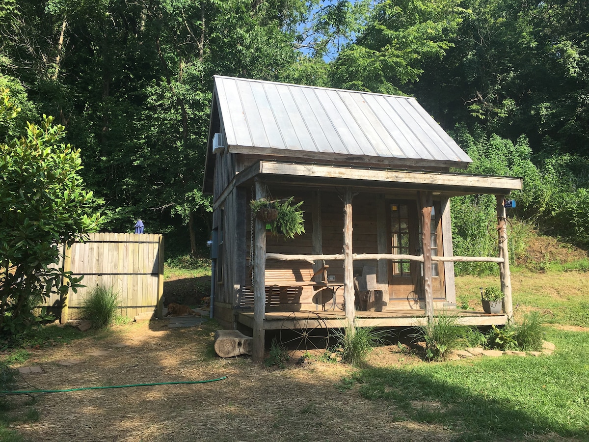 Elkhorn Creek附近的微型住宅，带有巨大魅力