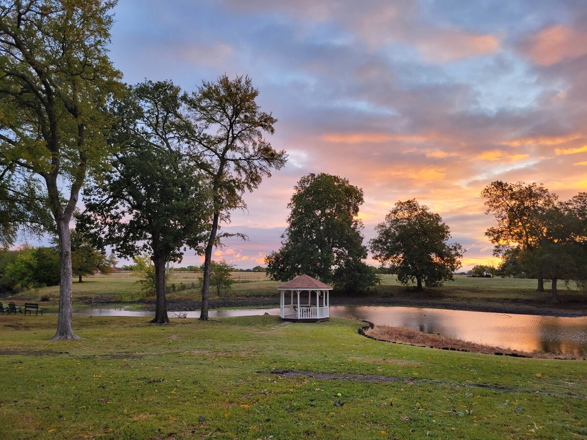 Glamping Getaway with a great view of the pond!