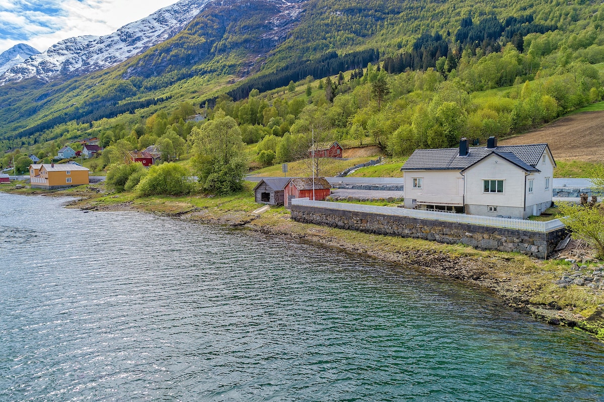 Holliday Villa by the Fjord in Olden