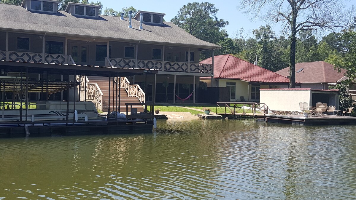 New - Lakefront 8 Bedroom + Pool & Boat Rentals