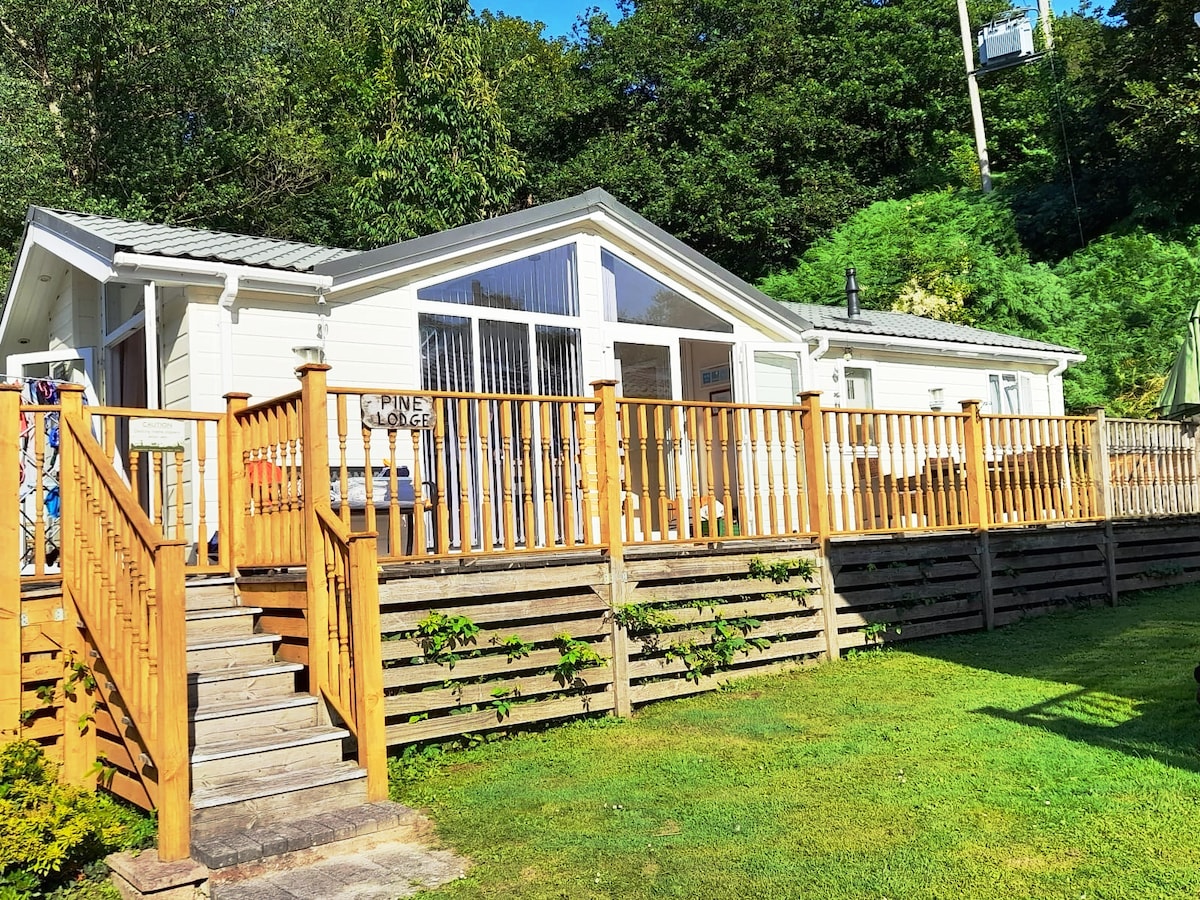 Delightful Lodge - Beach, Hot Tub, Pet friendly.