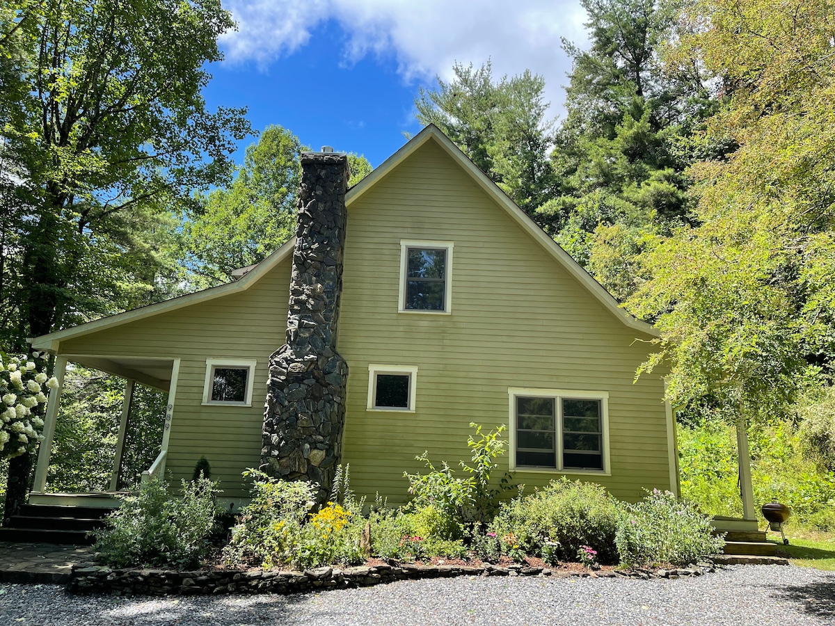 Beautiful Parkway Farmhouse near W. Jefferson