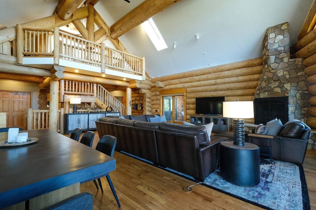 Luxury, Dog-Friendly Cabin w/Huge Mountain Views!