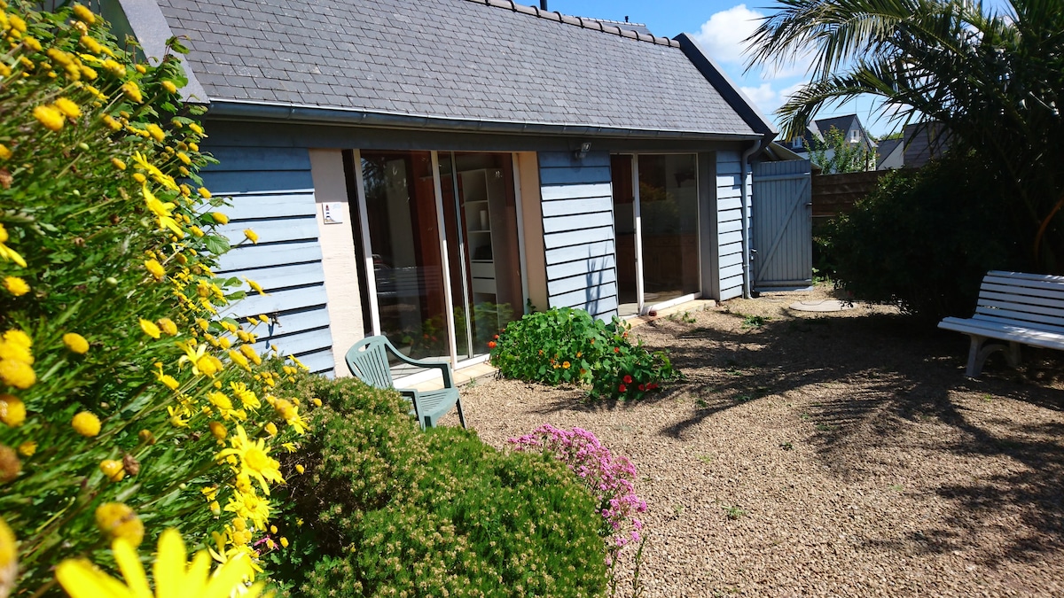 joli cottage, écrin de verdure entre terre et mer