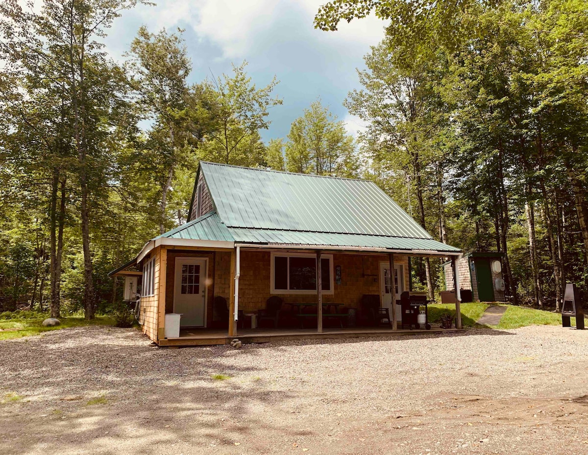 Cute and cozy rustic cabin close to the lake.