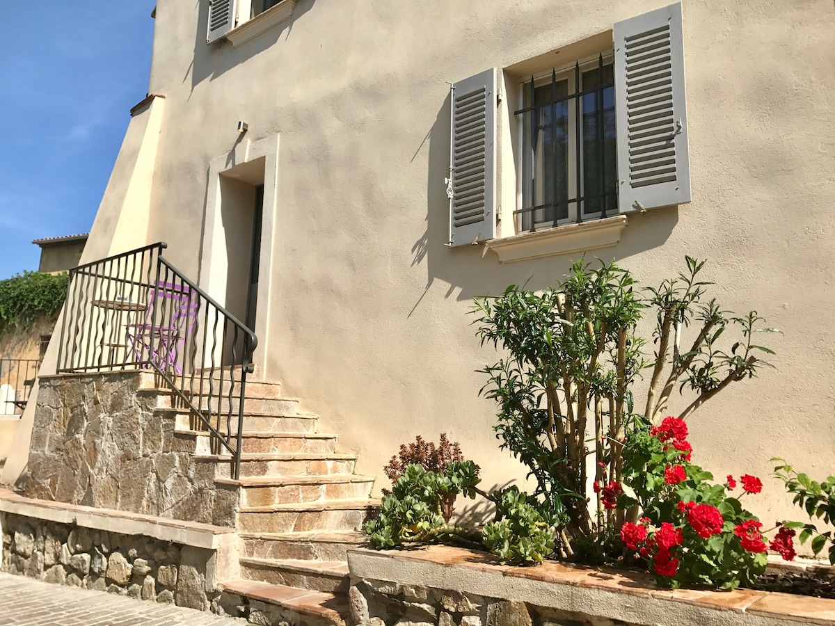 Central St-Tropez - Old Town Beach «La Ponche»