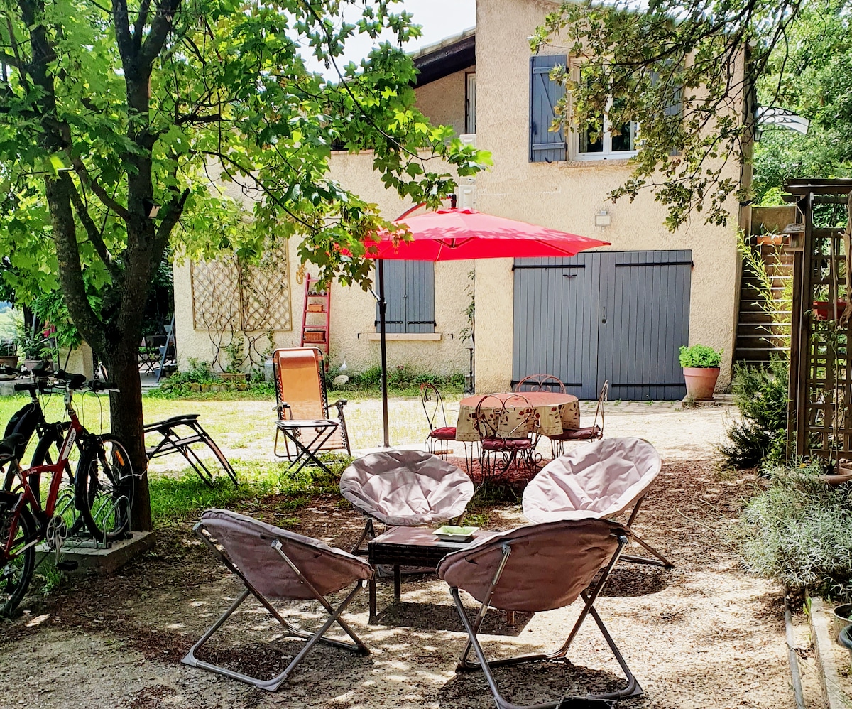 Charmant petit logement a La Tour d'Aigues