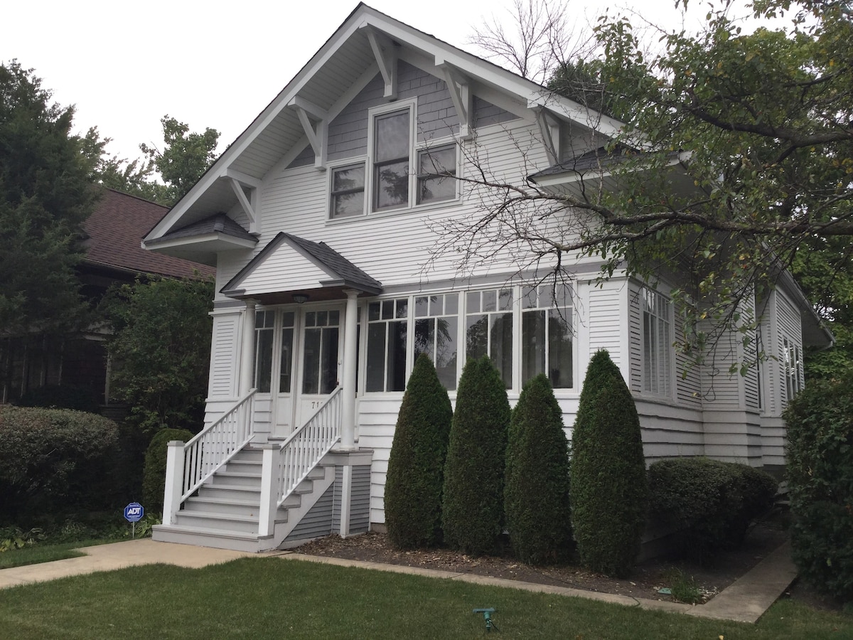 Cosmopolitan Nest in Oak Park North Side