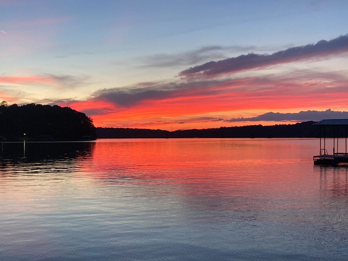 Waterfront cottage w/deep dock 17 miles to Clemson