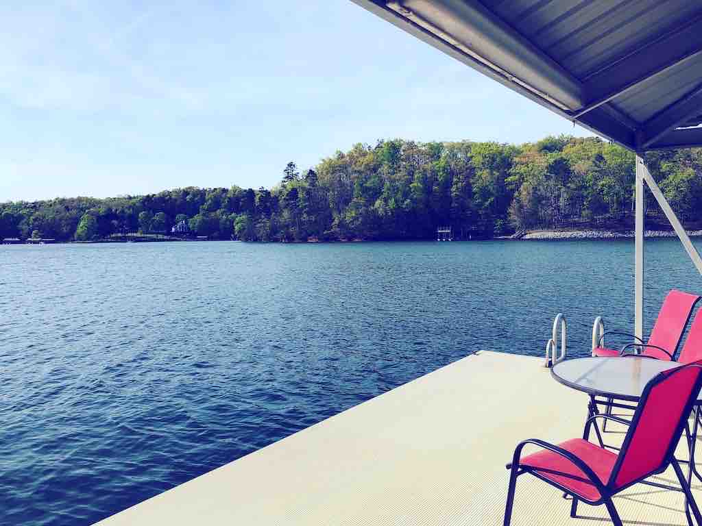 独一无二的Lake Lanier Cottage ，码头位于深水上