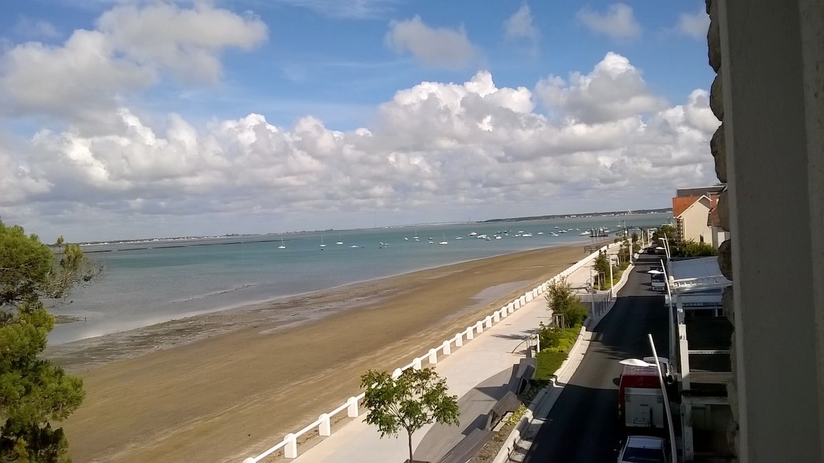 Face à la mer, les pieds dans l'eau .