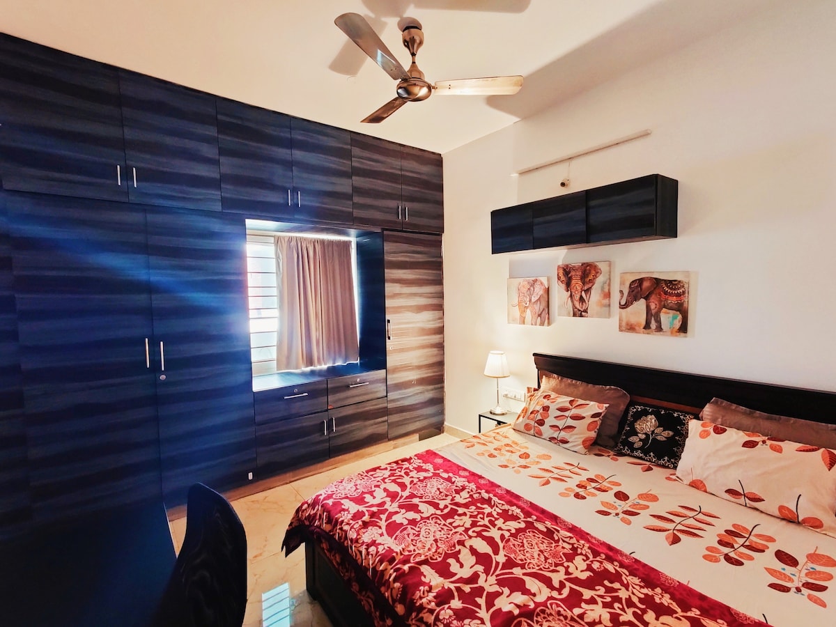 Couple Friendly Private AC room in a 3BHK@ Kokapet