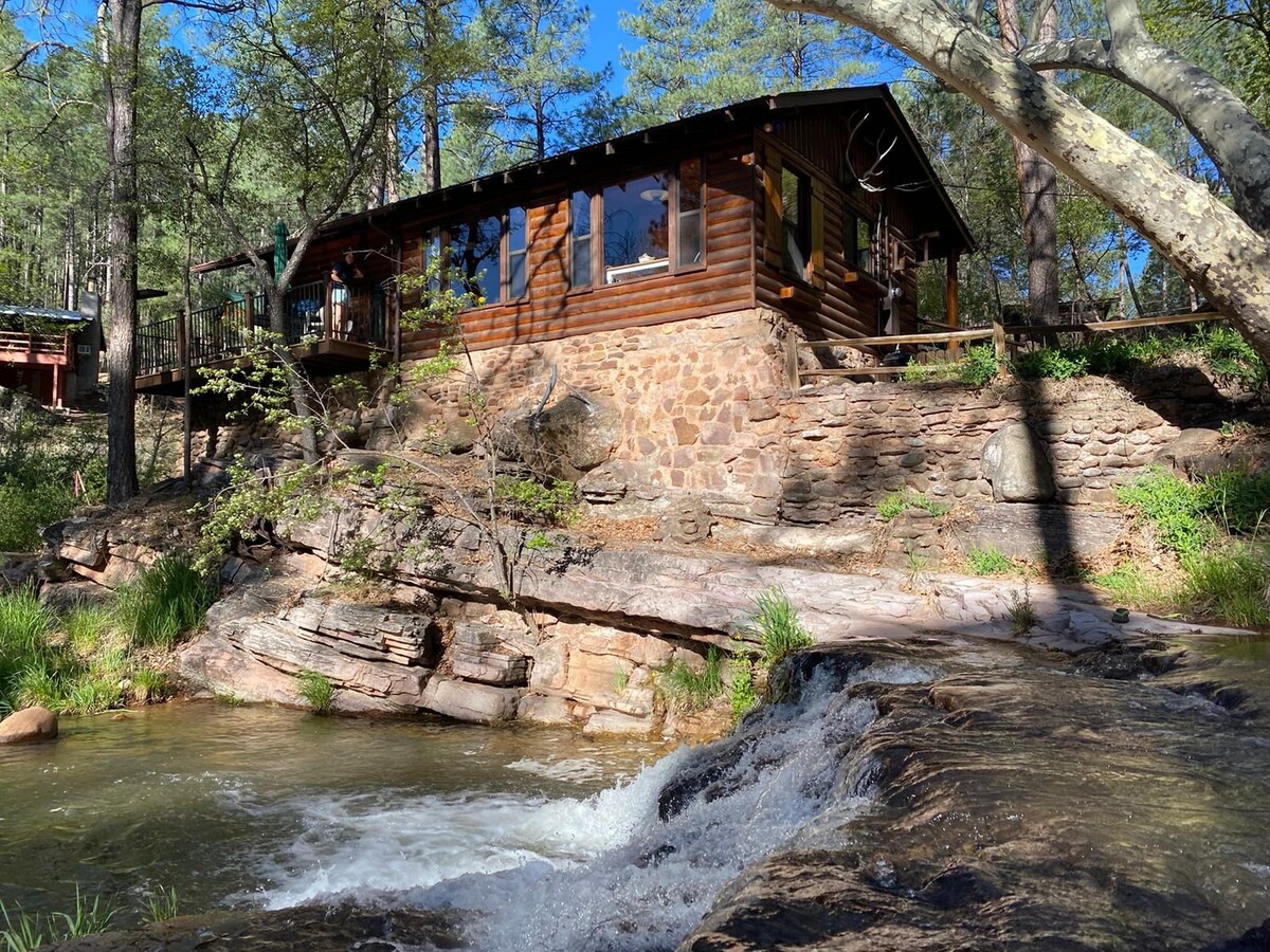 Carroll Lodge by the Falls on Tonto Creek。