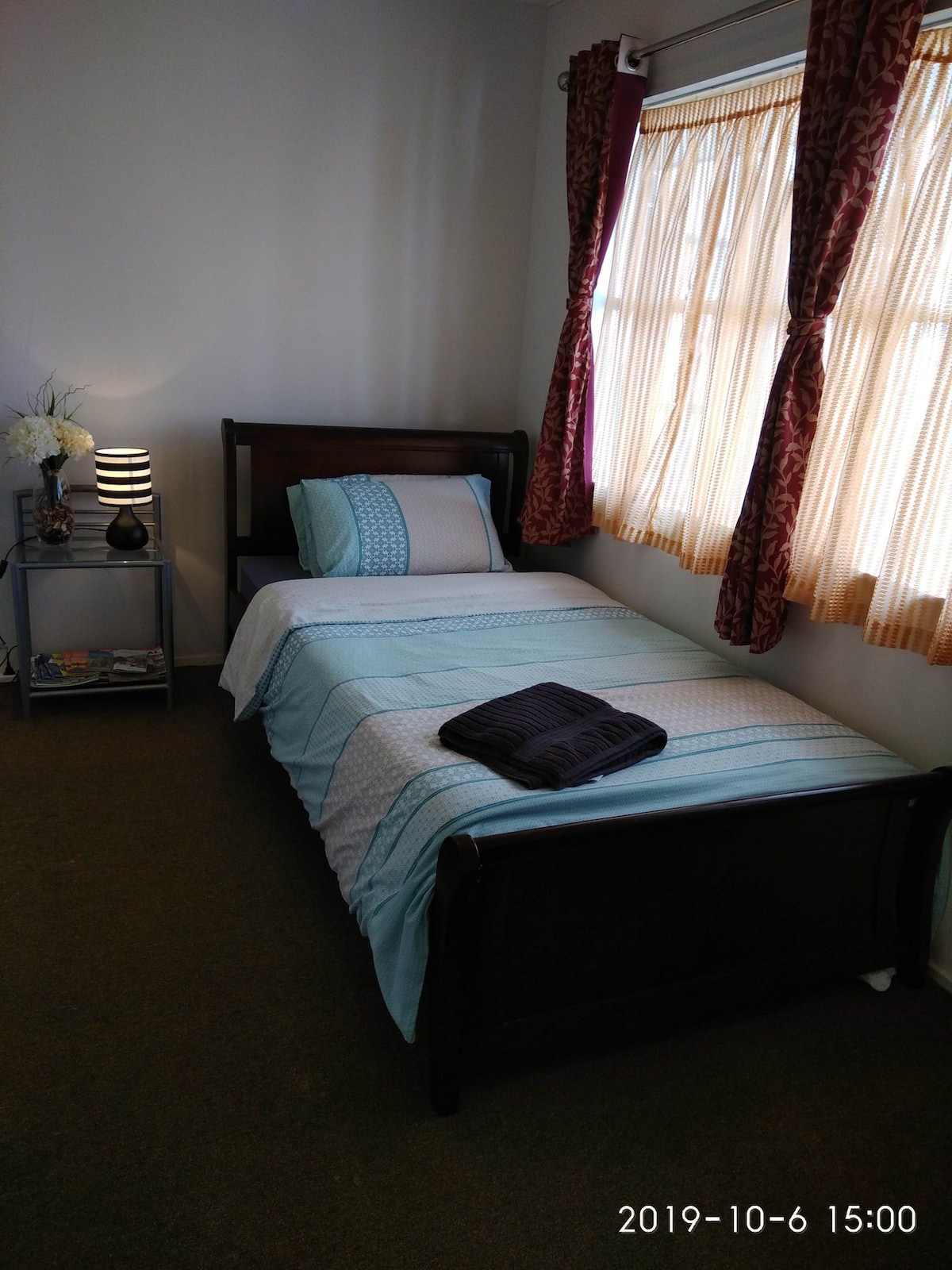 Budget friendly single room near the airport.