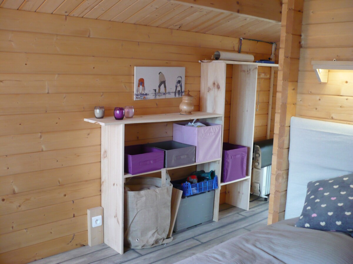 度假木屋中的小卧室