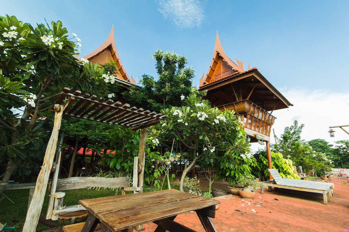 河畔独一无二的泰式柚木屋