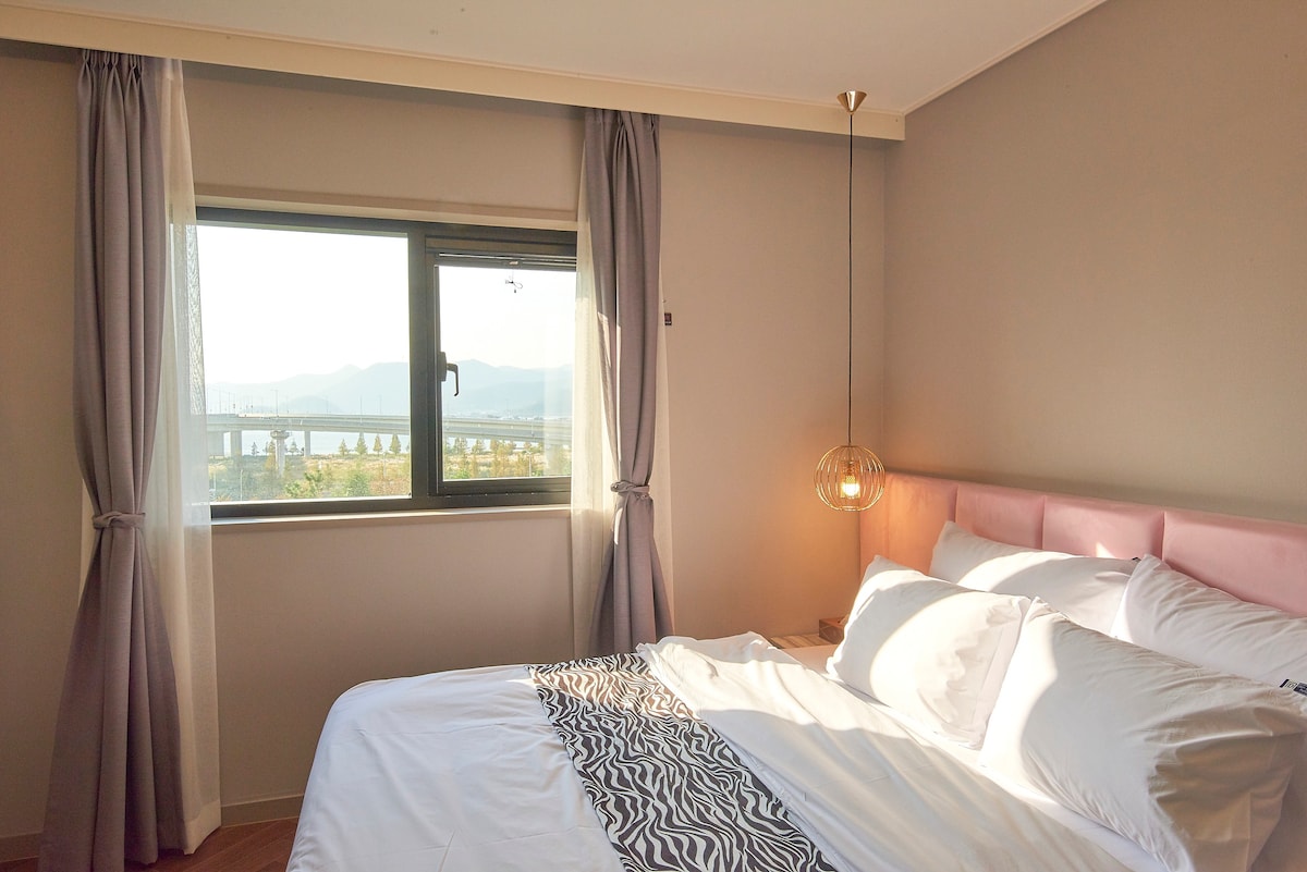 Denvasta Hotel Premium情侣客房（河畔和桥梁景观+ 2件）