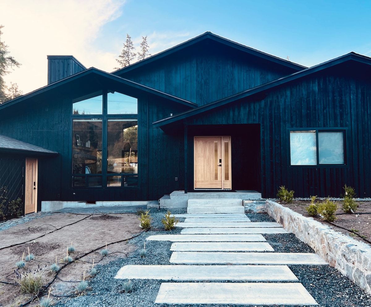 The Blackbird Lodge | Scandinavian Modern | HotTub
