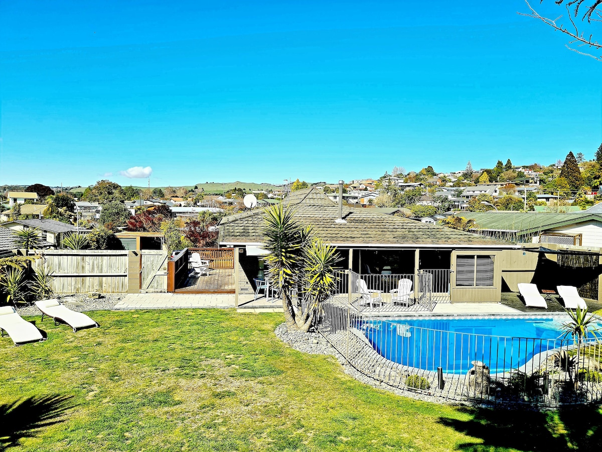 Rotorua Paradise ，温水游泳池， 2 × 65英寸电视，现在可享受7折优惠