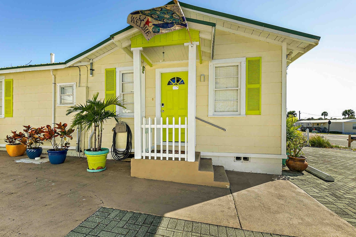 Top-rated 2BR, walk to beach, shops, private yard