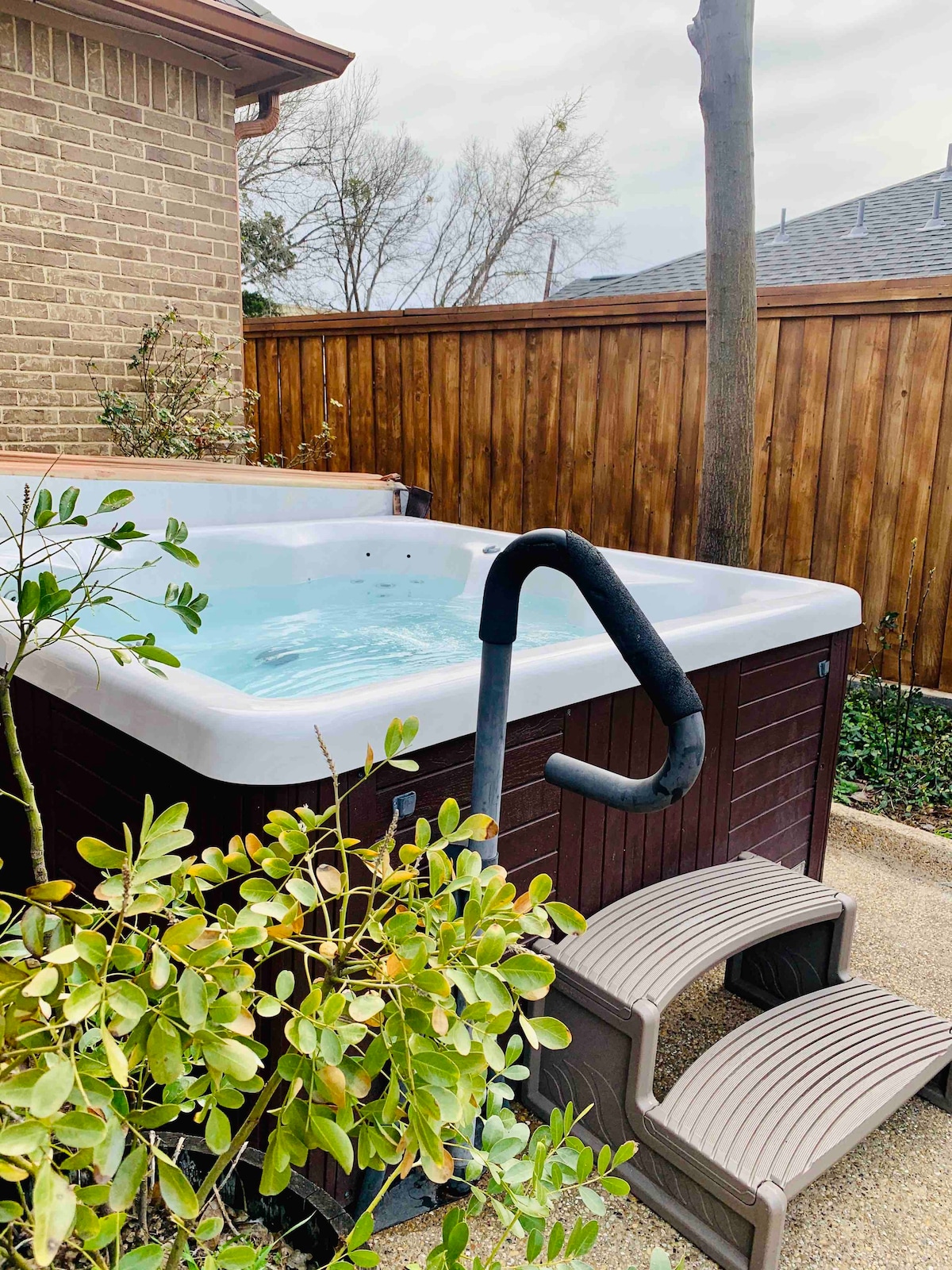 < XL Dallas Lux Group Home ，带热水浴缸的大露台>