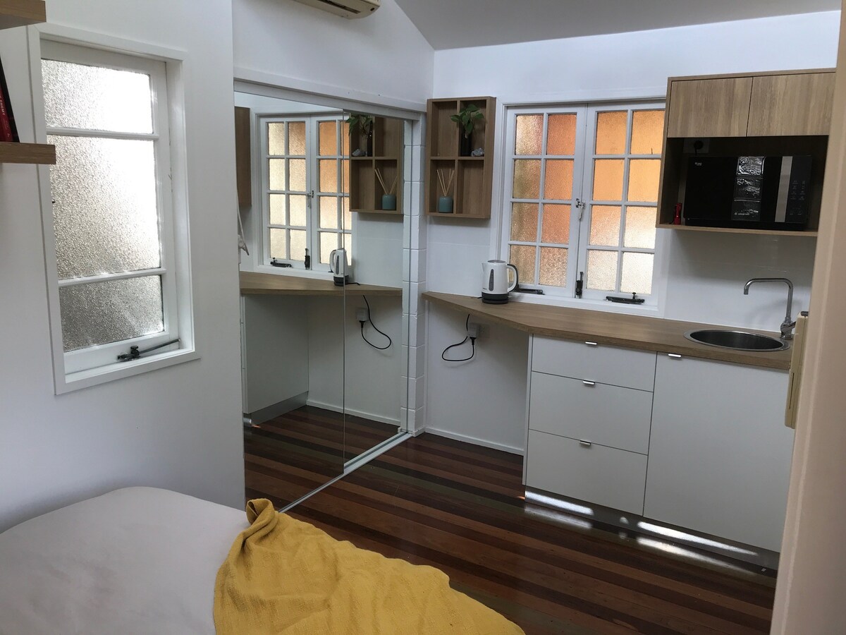 Stylish Spring Hill Granny Flat with parking
