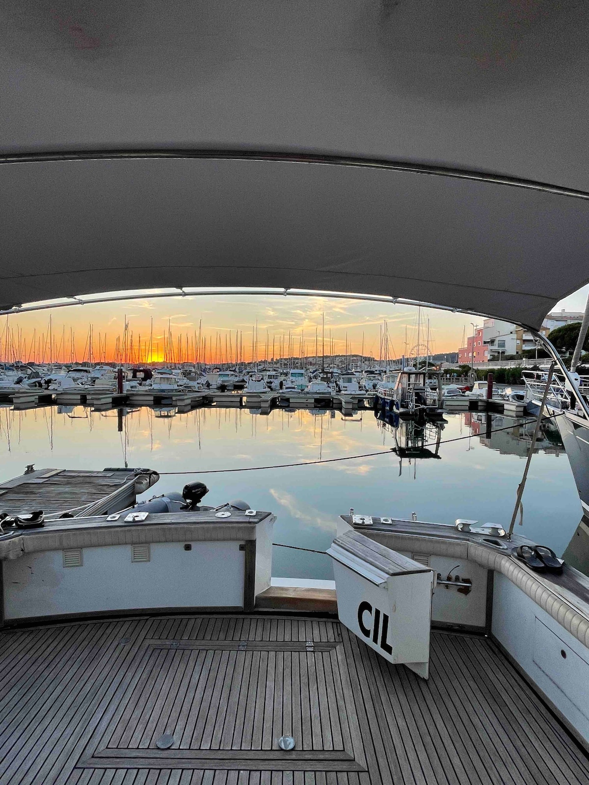 Bateau entier à Quai au Centre Port du Cap Agde