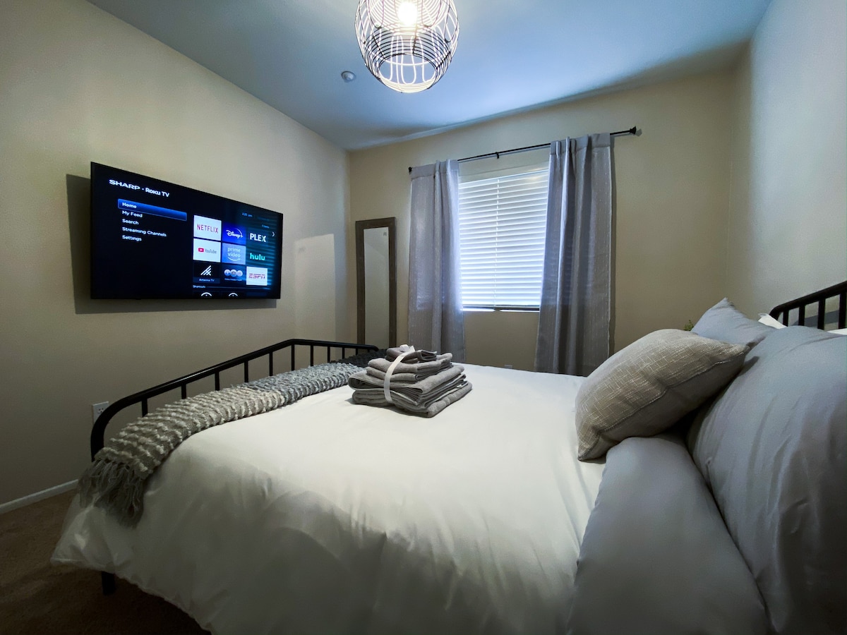 舒适现代的2卧室标准双人床+ 4K UHD智能电视