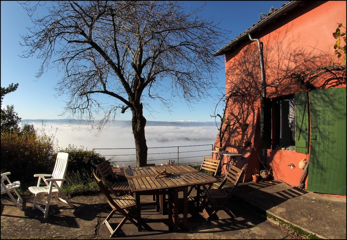 Kermilo乡村小屋， Auvergne火山全景