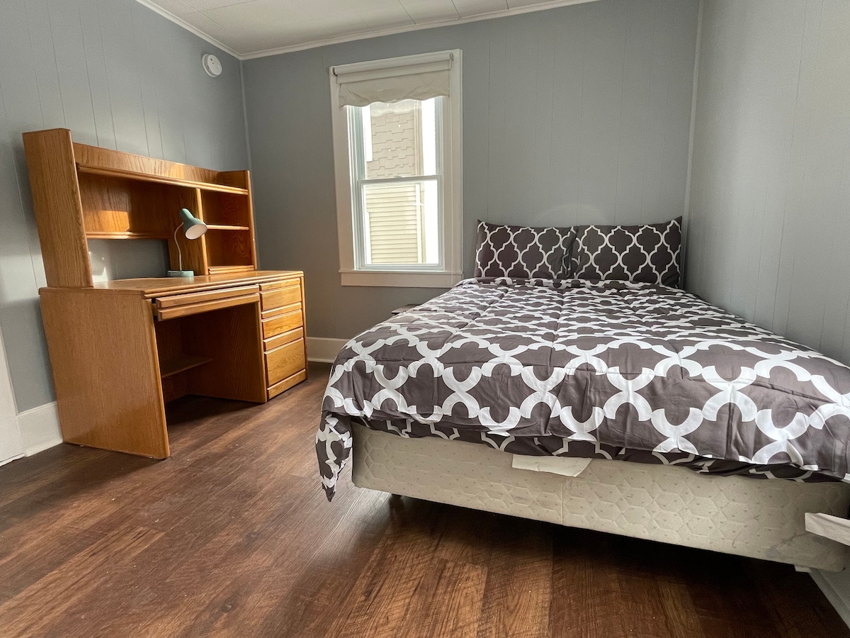 Another Simple bedroom in Syracuse University area