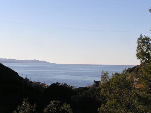 Cabane dans le maquis, terrasse vu sur mer