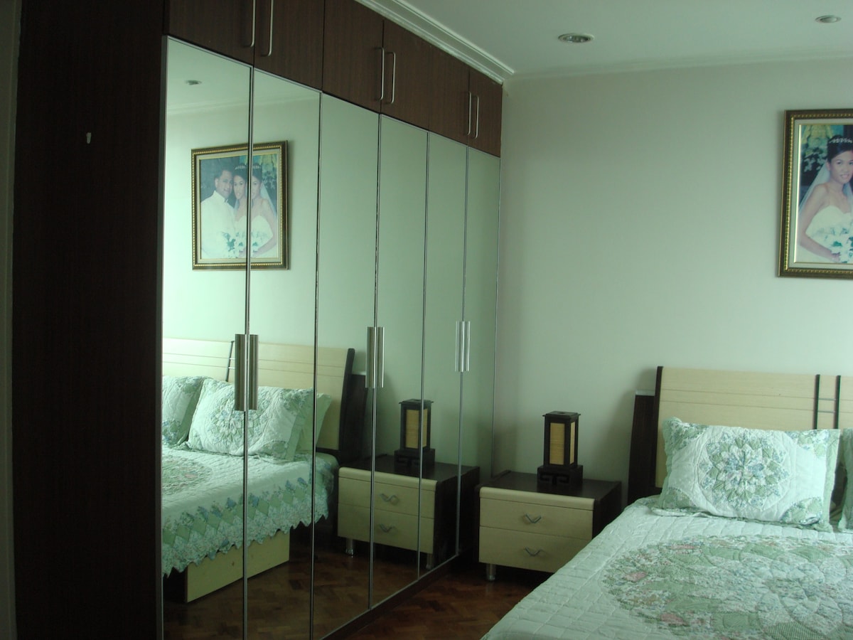 2间卧室， 3个卫生间，家具齐全，配有空调。