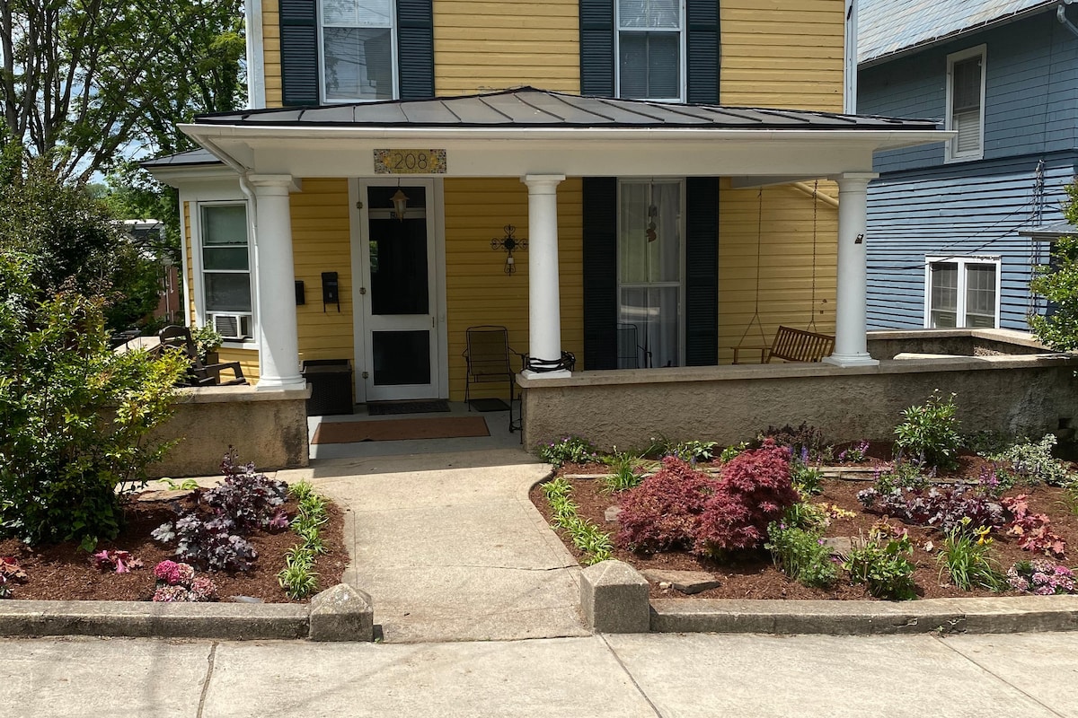 The Little Yellow Hideaway (Apt in Historic Home)