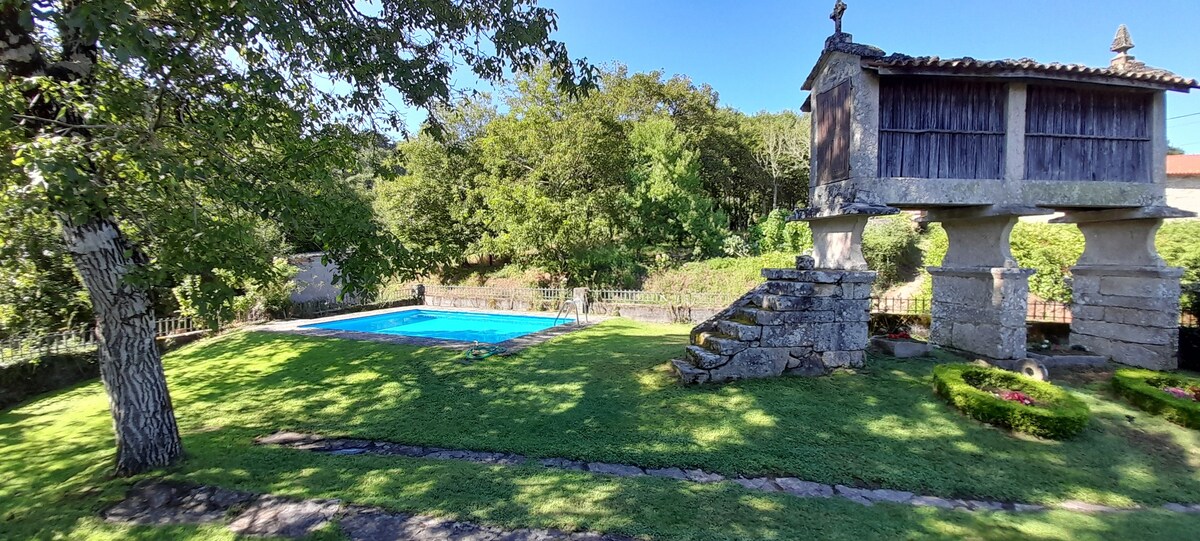 里贝拉萨克拉（ Ribeira Sacra ）设有带泳池的小屋。