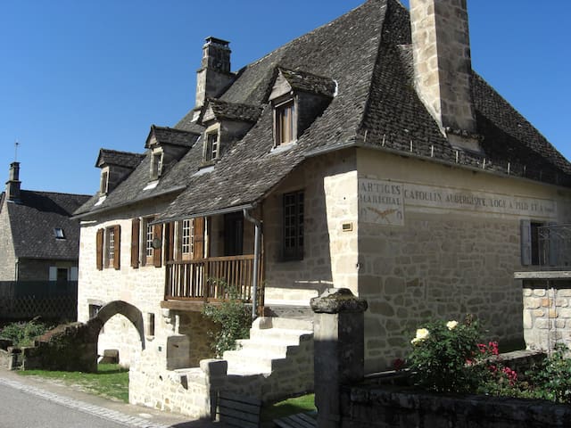 Saint-Julien-aux-Bois的民宿