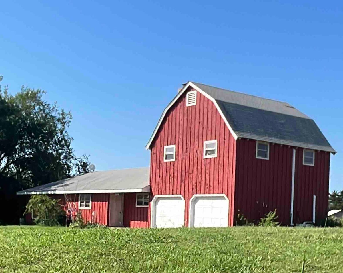 Bedlam Barn Apartment! Cozy, cute & safe!