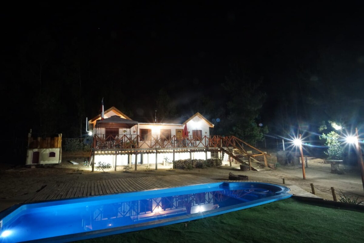 Horcón大地形带恒温泳池的房子