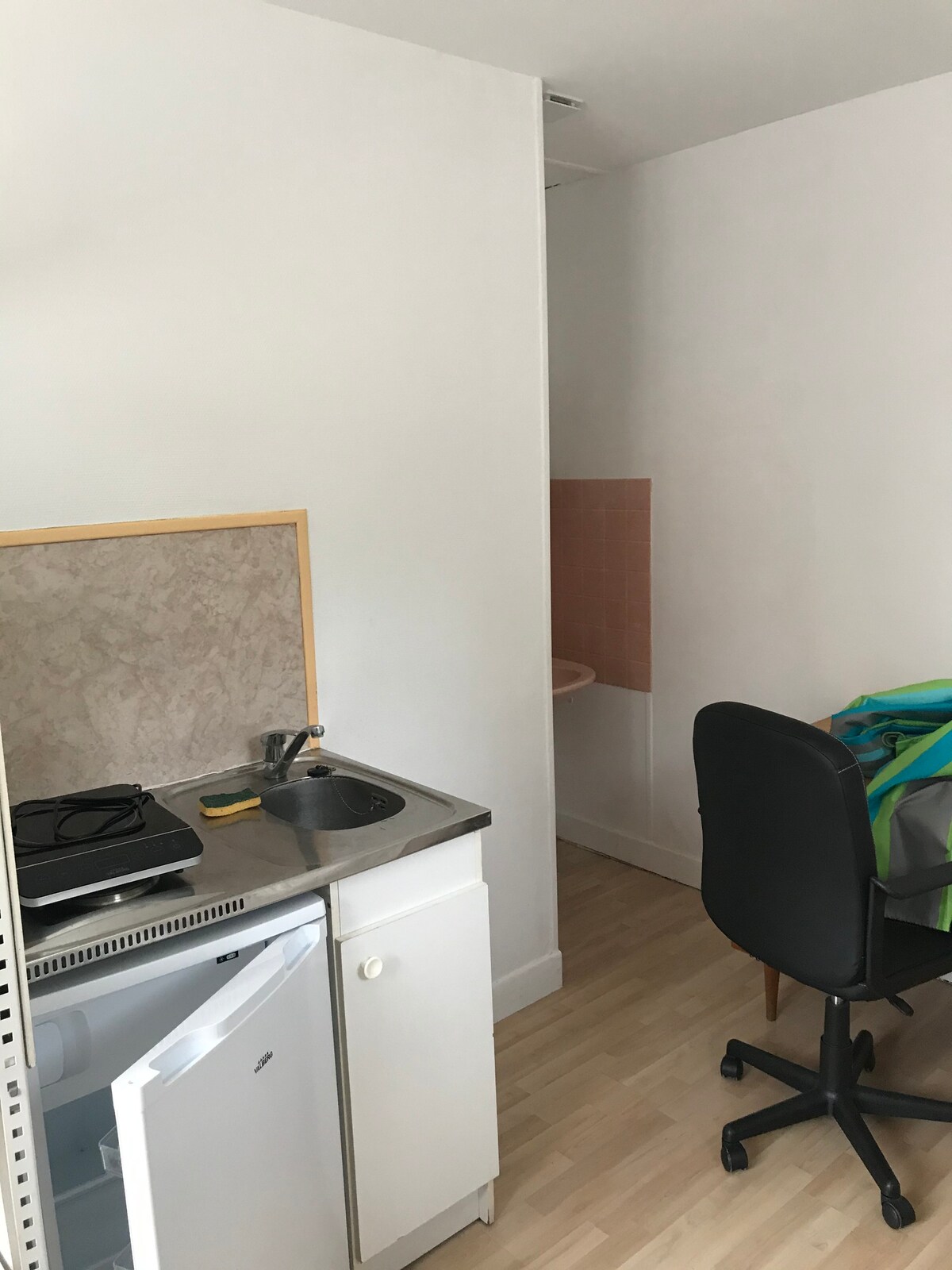 16平方米带小厨房的单间公寓。