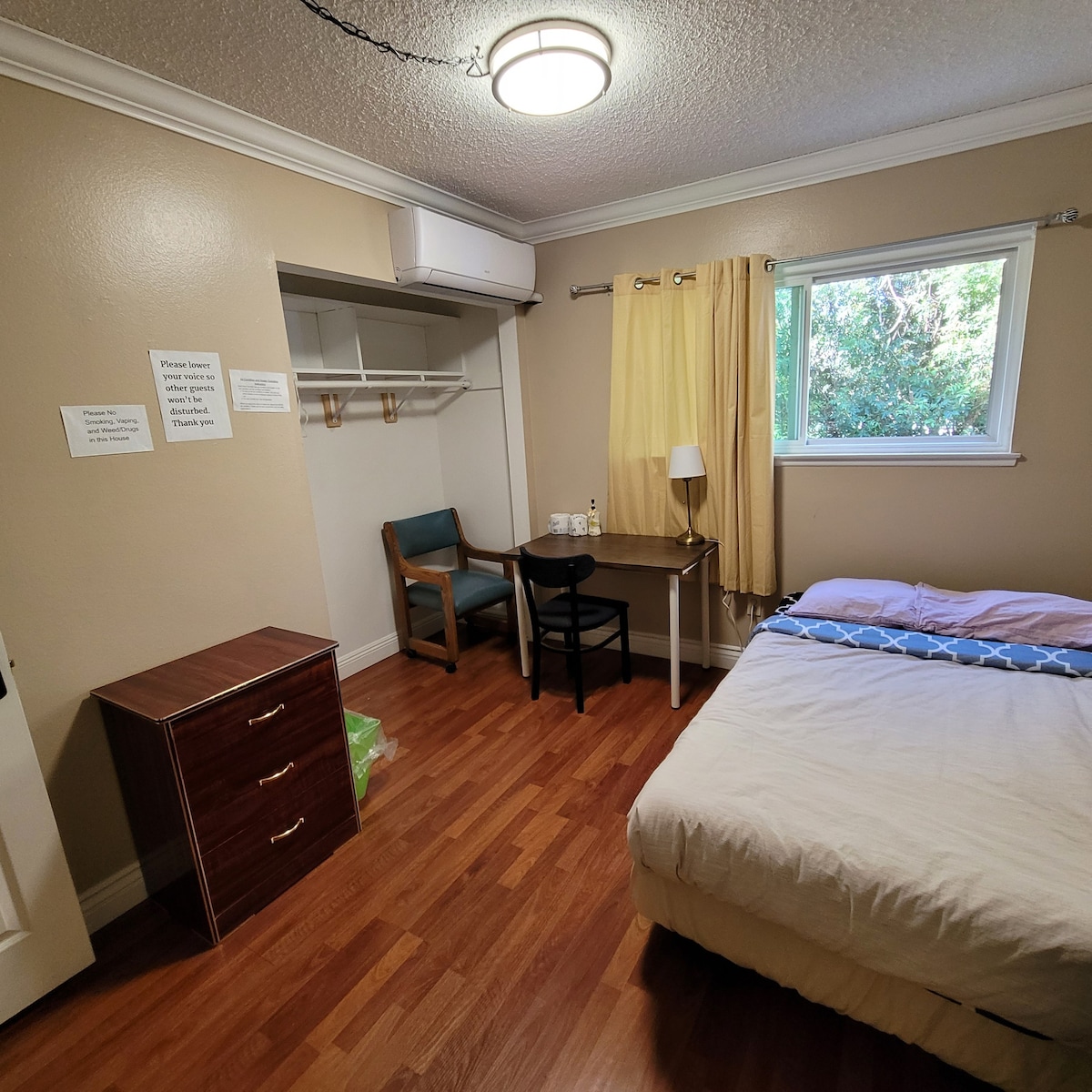 Room7 full sized bed shared bathroom near UCR