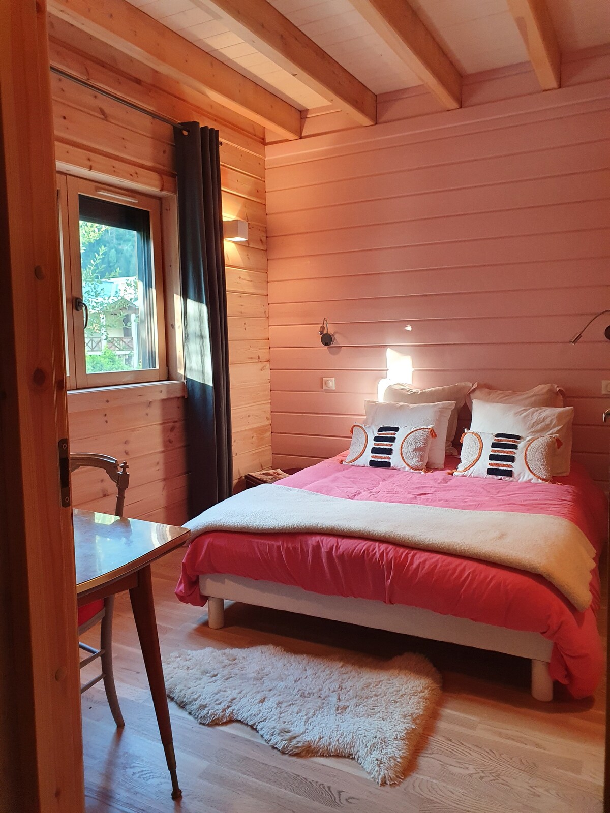 安静的房间，位于美丽的斯堪的纳维亚小屋中。
