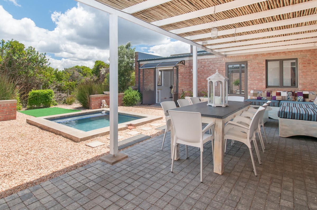 Stylish family home in Stilbaai 6BR with pool