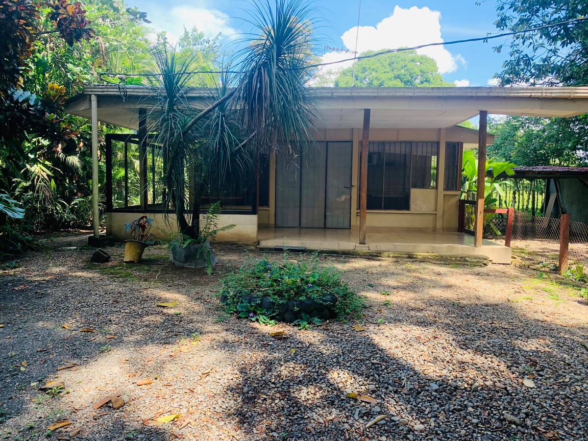 Casa equipada rodeada de bosque y paz.